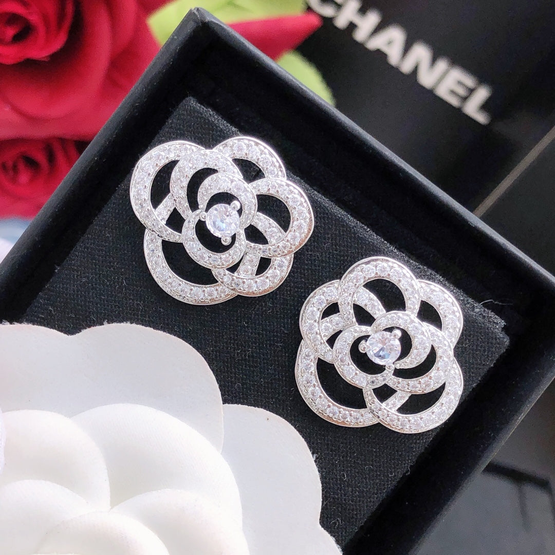Chanel Camellia Diamond 18K Gold Earrings product image 5, provided for visual reference and product detail review