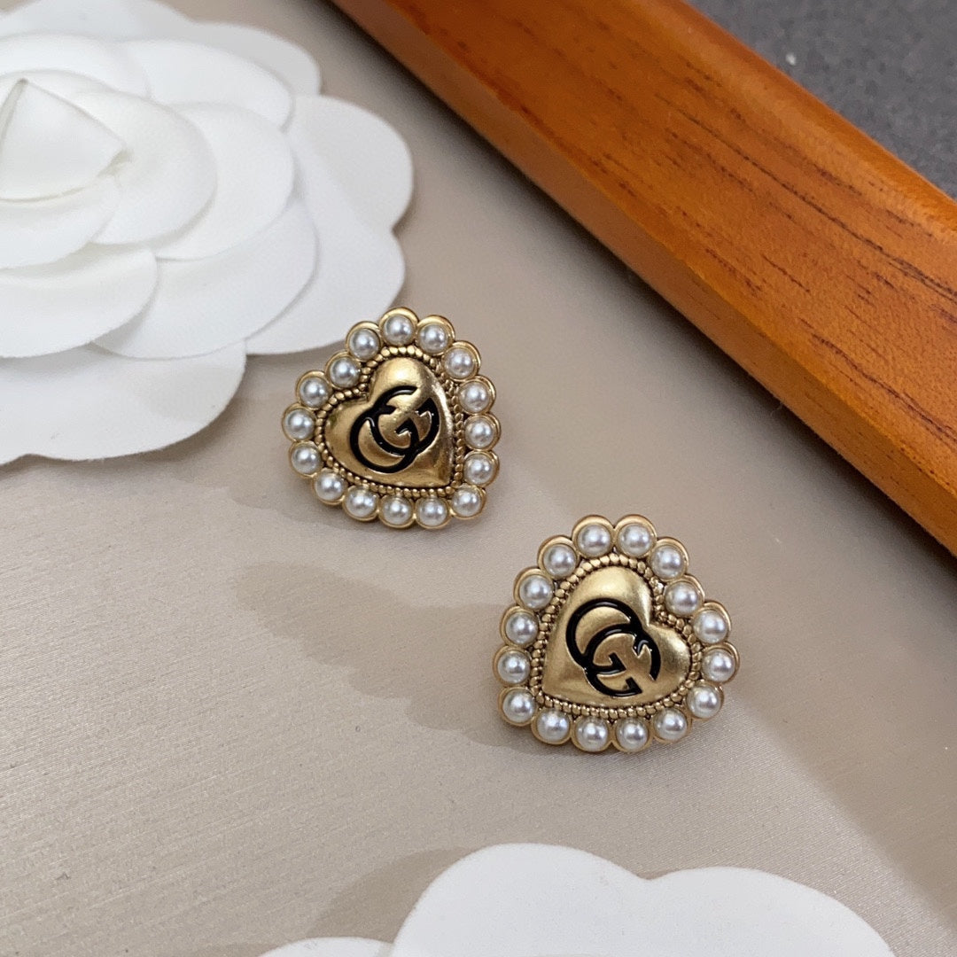 Gucci Double Heart Pearl 18K Gold Earrings product image 2, provided for visual reference and product detail review