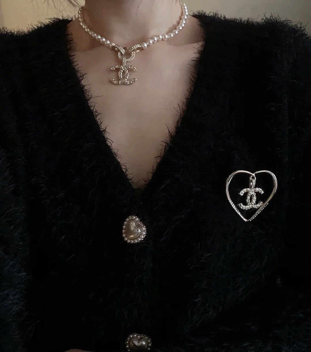 Chanel Pearls Choker 18K Gold Necklace product image 3, provided for visual reference and product detail review