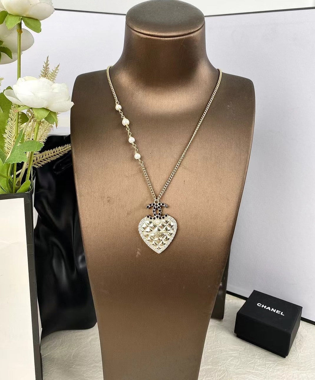 Chanel Heart 18K Gold Necklace product image 2, provided for visual reference and product detail review