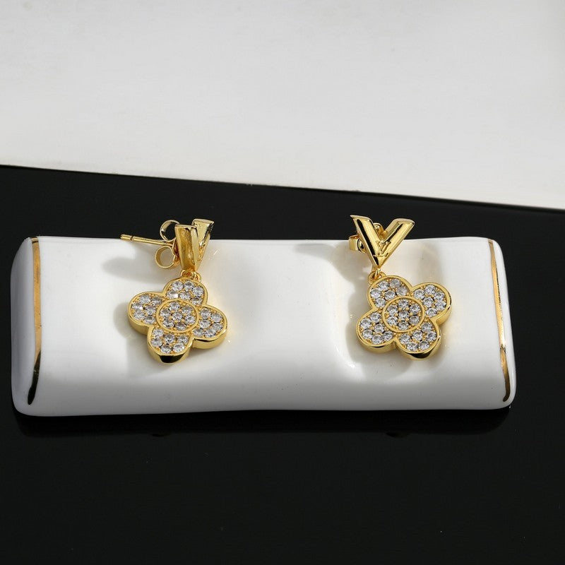 Louis Vuitton Diamond Flower 18K Gold Earrings product image 3, provided for visual reference and product detail review