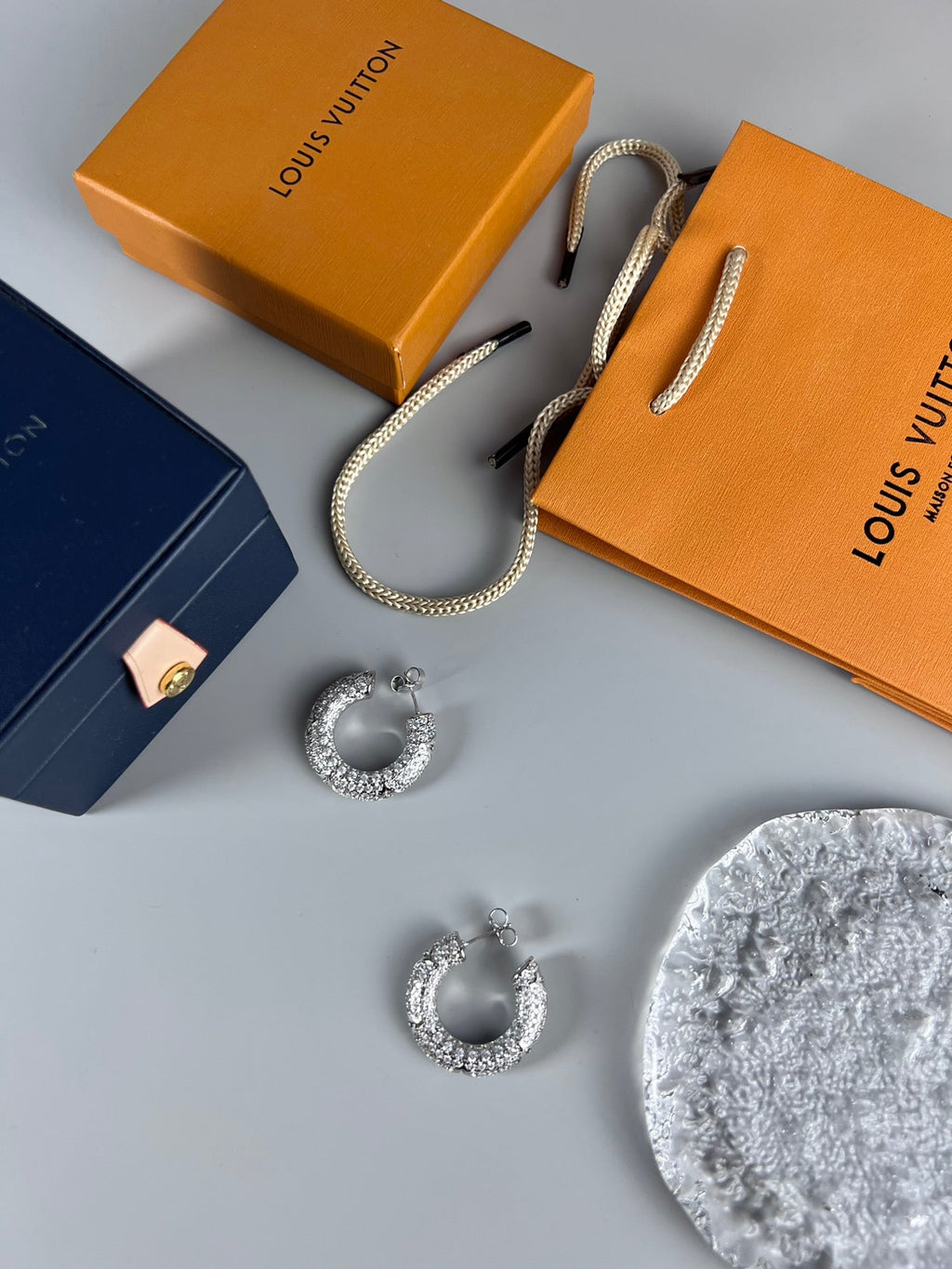 Louis Vuitton Circle Diamonds 18K Gold Earrings product image 5, provided for visual reference and product detail review