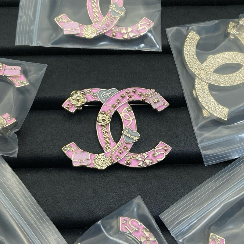 Chanel Pink & Black Heart 18K Gold Brooch product image 1, provided for visual reference and product detail review