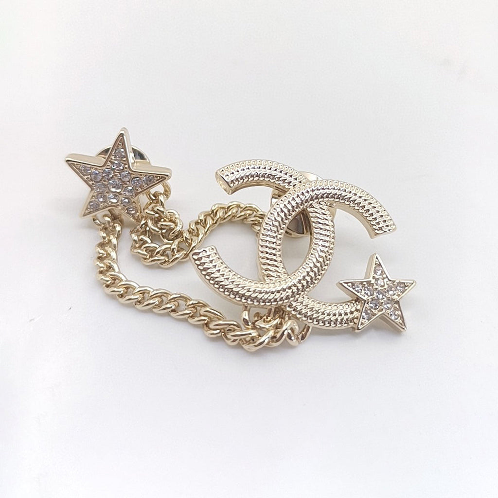 Chanel Heart Star Chain 18K Gold Brooch product image 1, provided for visual reference and product detail review