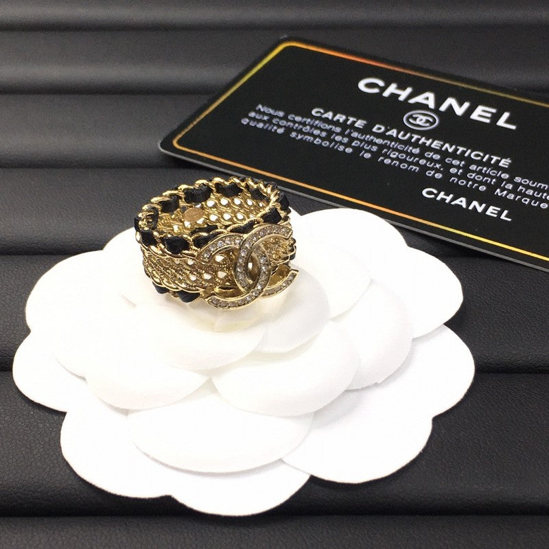 Chanel Strass Diamond 18K Gold Ring product image 2, provided for visual reference and product detail review