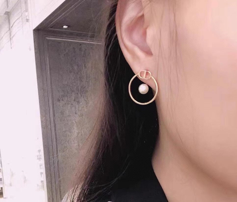 Dior 30 Montaigne Pearls 18K Gold Earrings product image 5, provided for visual reference and product detail review