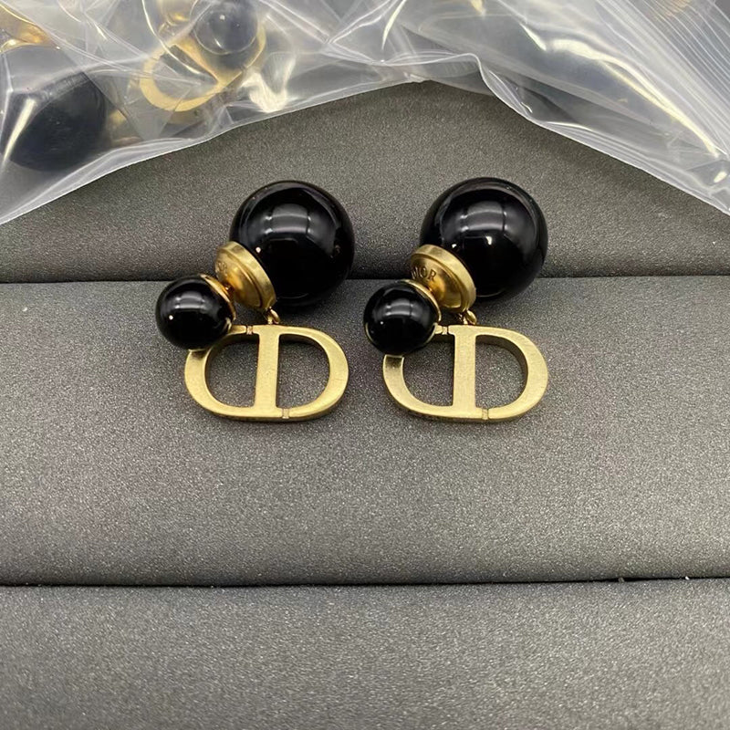 Dior Petit Pearl 18K Gold Earrings product image 3, provided for visual reference and product detail review