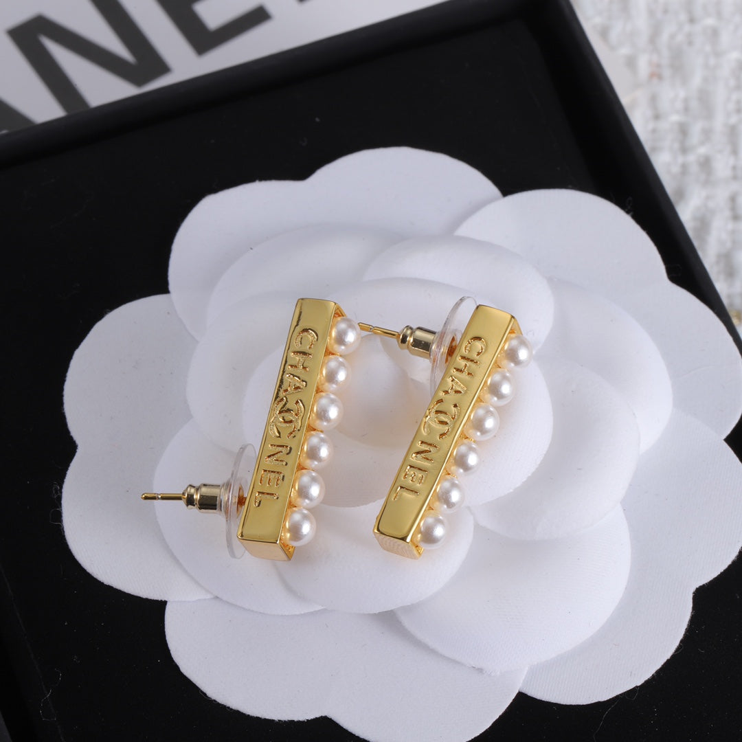 Chanel Pearls 18K Gold Earrings product image 2, provided for visual reference and product detail review