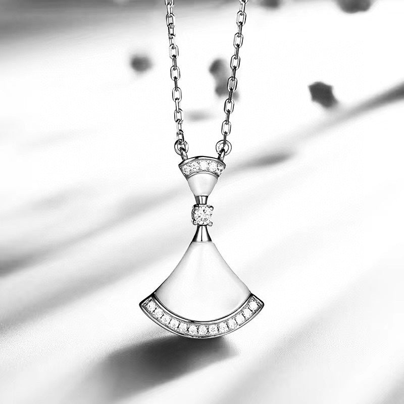 Bvlgari BVLGARI Dream Pearls 18K Gold Necklace product image 5, provided for visual reference and product detail review