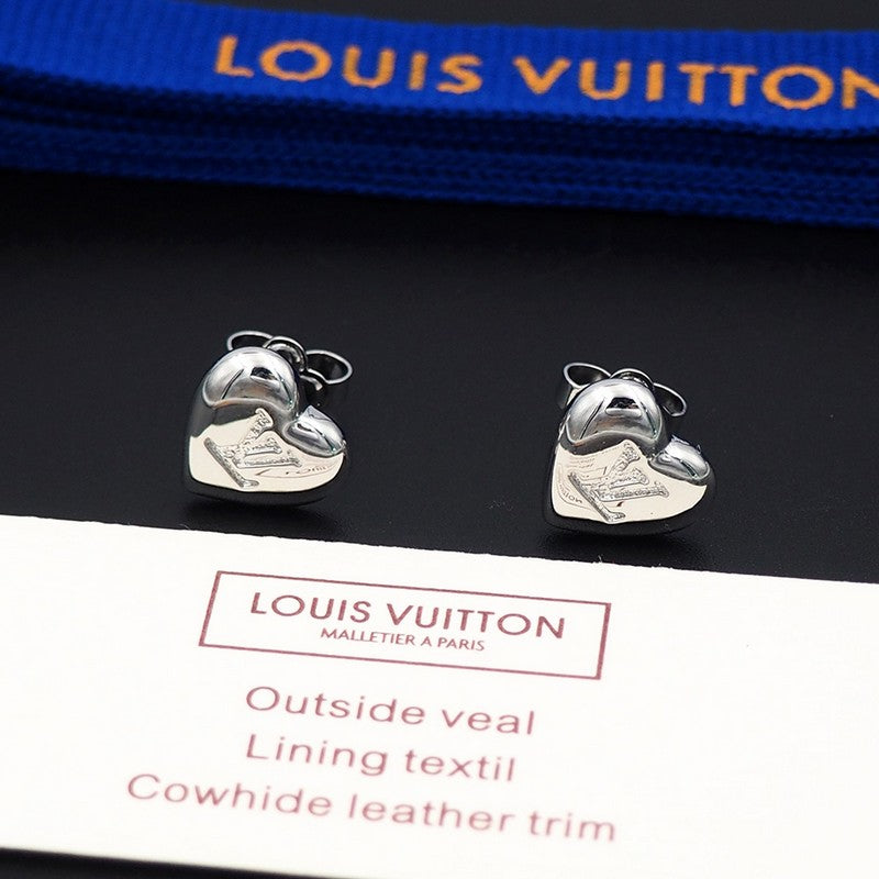 Louis Vuitton Heart 18K Gold Earrings product image 4, provided for visual reference and product detail review