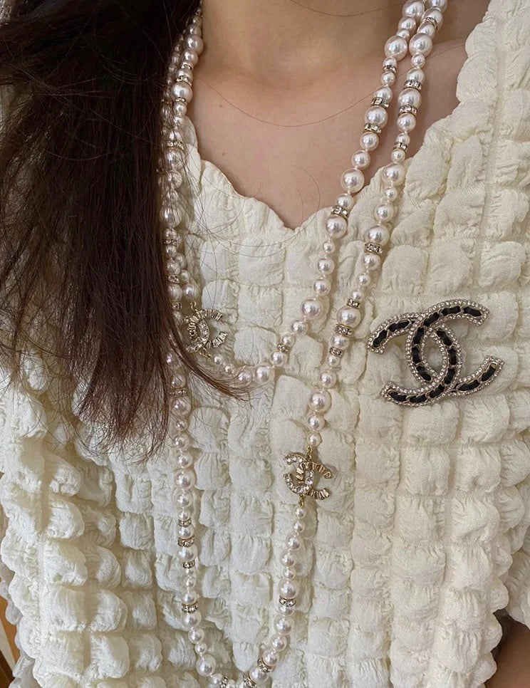 Chanel Pearls Long 18K Gold Necklace product image 2, provided for visual reference and product detail review