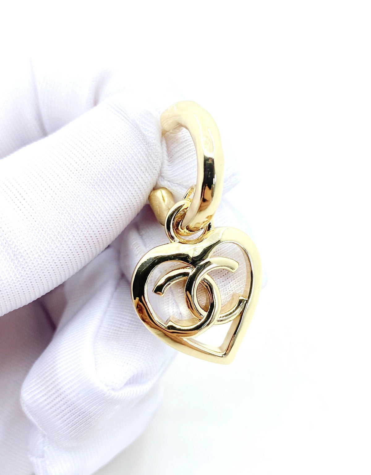 Chanel Heart Pendant 18K Gold Earrings product image 2, provided for visual reference and product detail review
