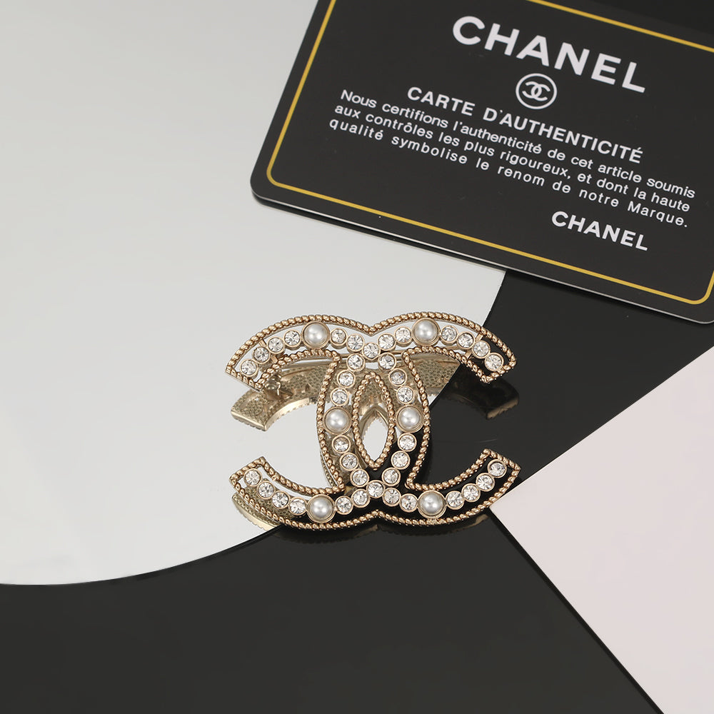 Chanel Pearls 18K Gold Brooch product image 2, provided for visual reference and product detail review