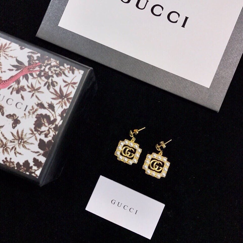 Gucci Double Square Pearl 18K Gold Earrings product image 2, provided for visual reference and product detail review