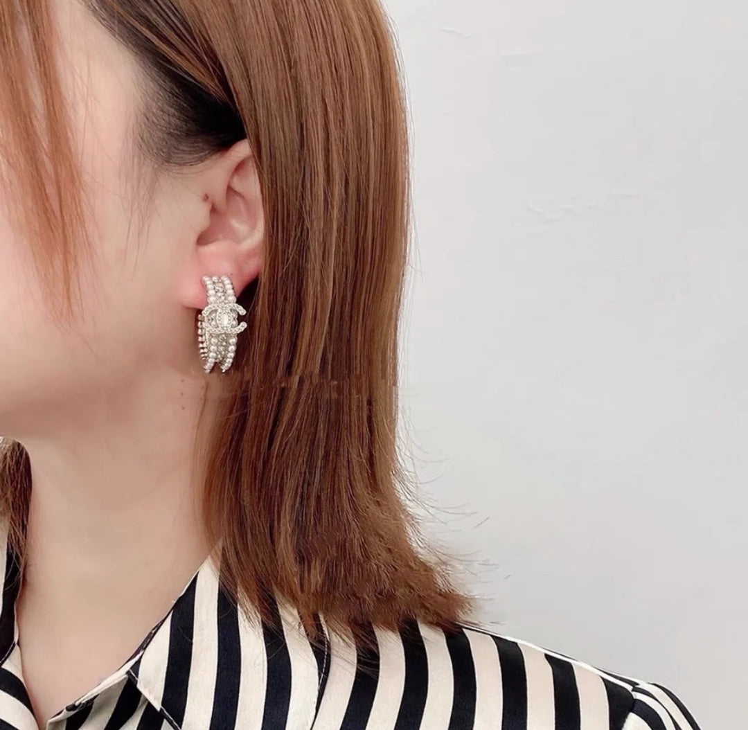 Chanel Pearls 18K Gold Earrings product image 2, provided for visual reference and product detail review