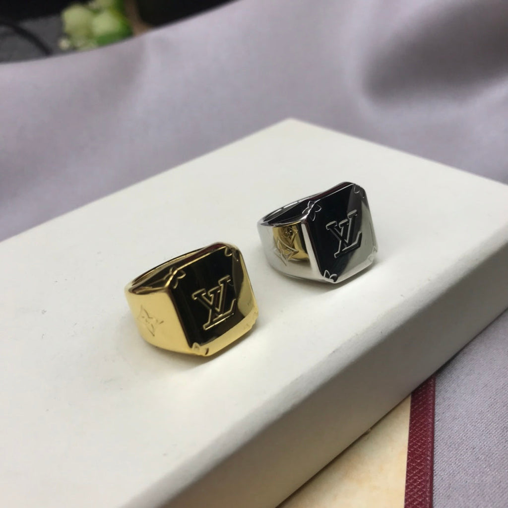 Louis Vuitton Monogram Signet 18K Gold Ring product image 4, provided for visual reference and product detail review