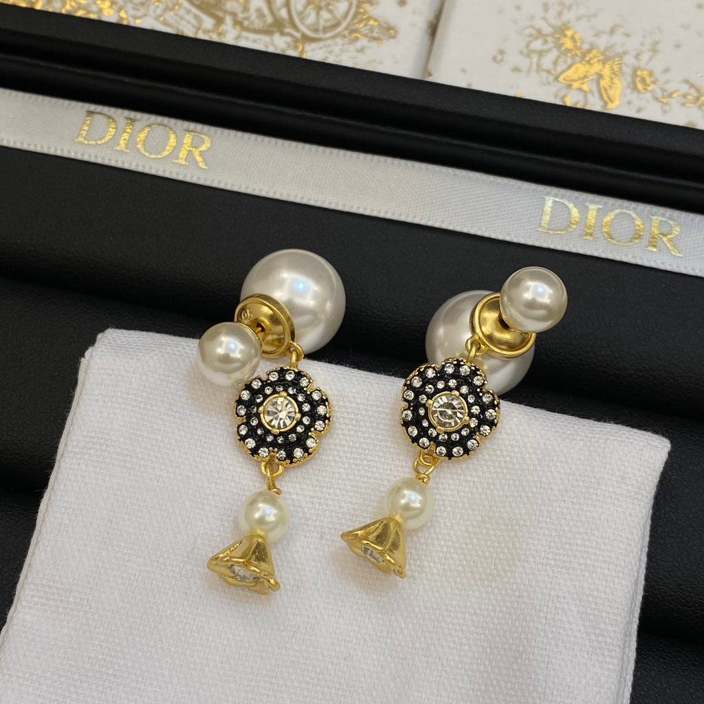 Dior Tribales 18K Gold Earrings product image 4, provided for visual reference and product detail review