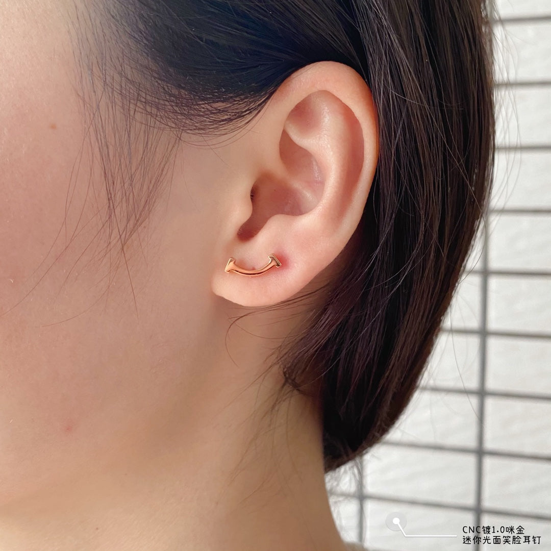 Tiffany Smile 18K Gold Earrings product image 2, provided for visual reference and product detail review