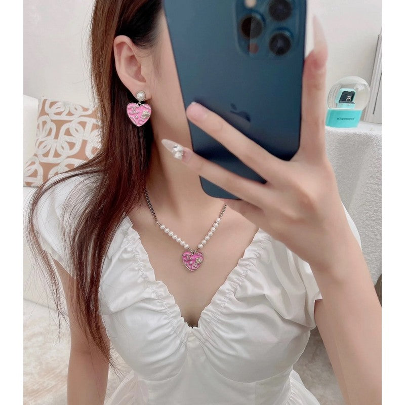 Chanel Pink & Black Heart Pearl 18K Gold Necklace product image 17, provided for visual reference and product detail review