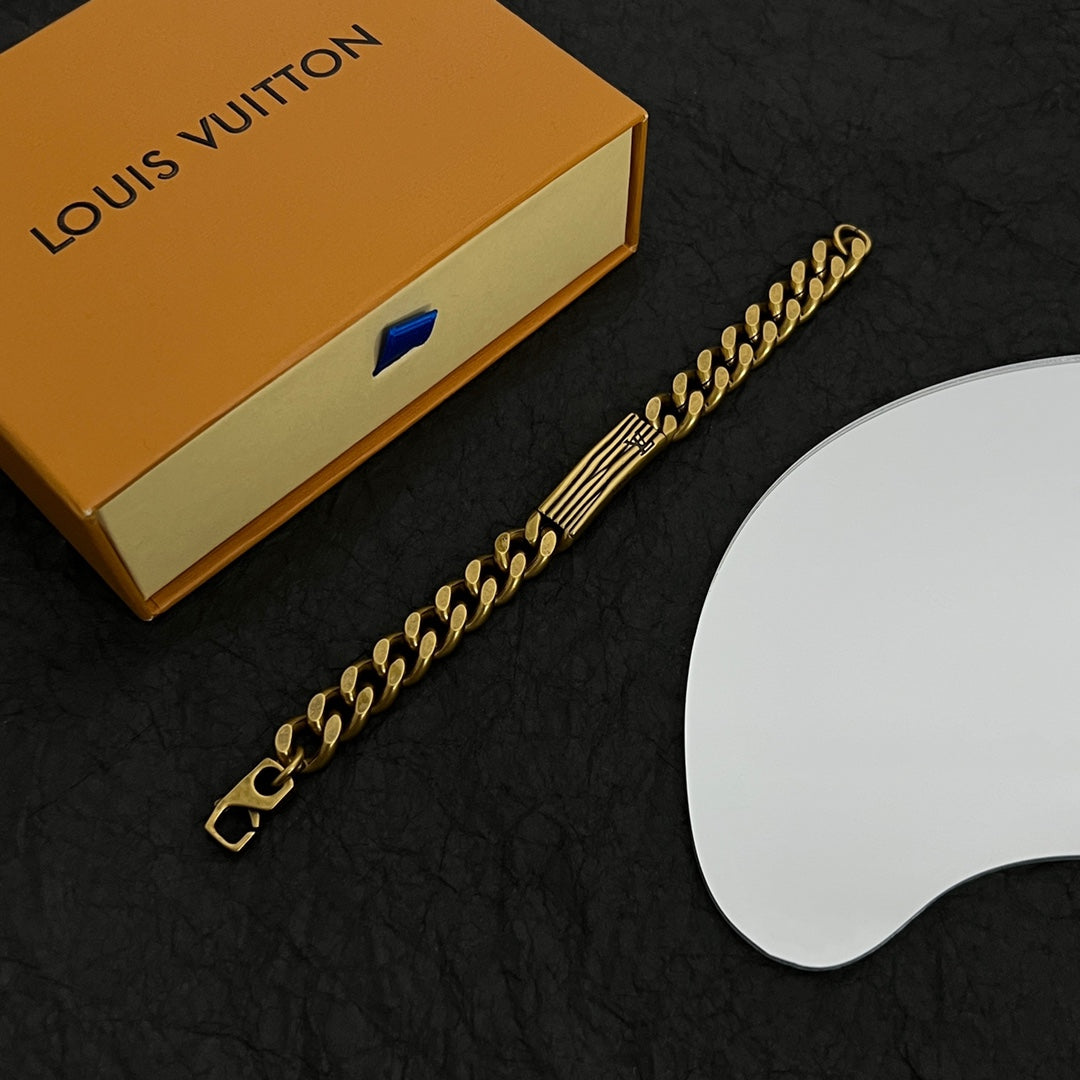 Louis Vuitton Vintage Chains 18K Gold Bracelet product image 2, provided for visual reference and product detail review