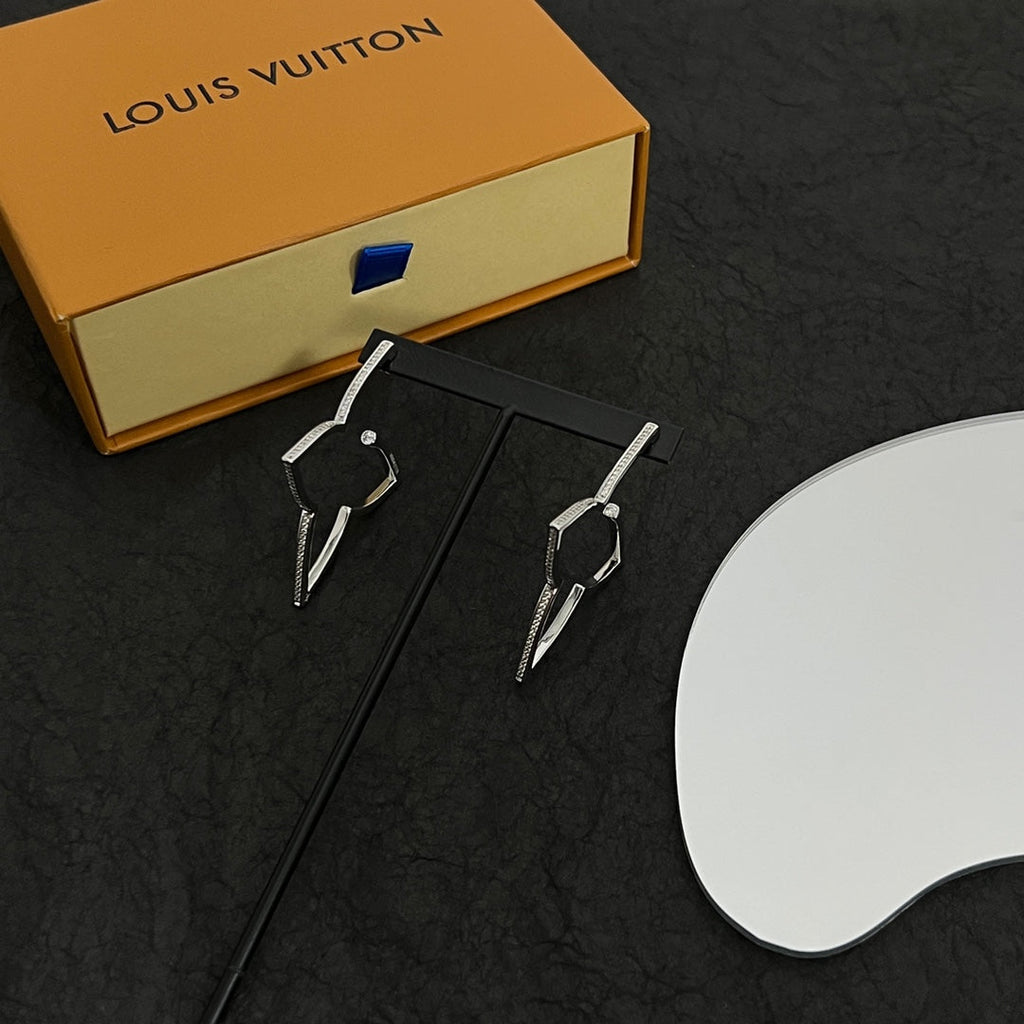Louis Vuitton Debuts Blossom 18K Gold Earrings product image 3, provided for visual reference and product detail review