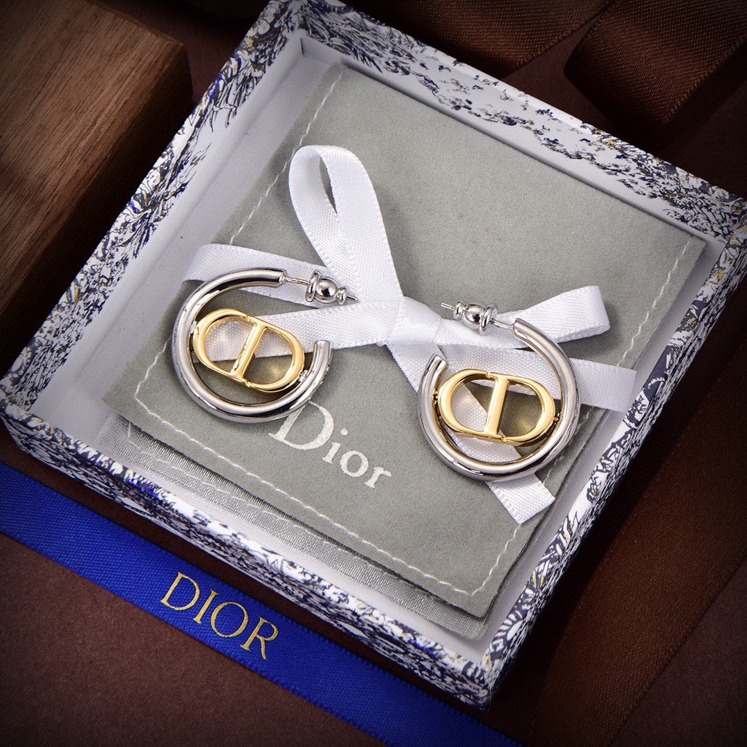 Dior 30 Montaigne 18K Gold Earrings product image 5, provided for visual reference and product detail review