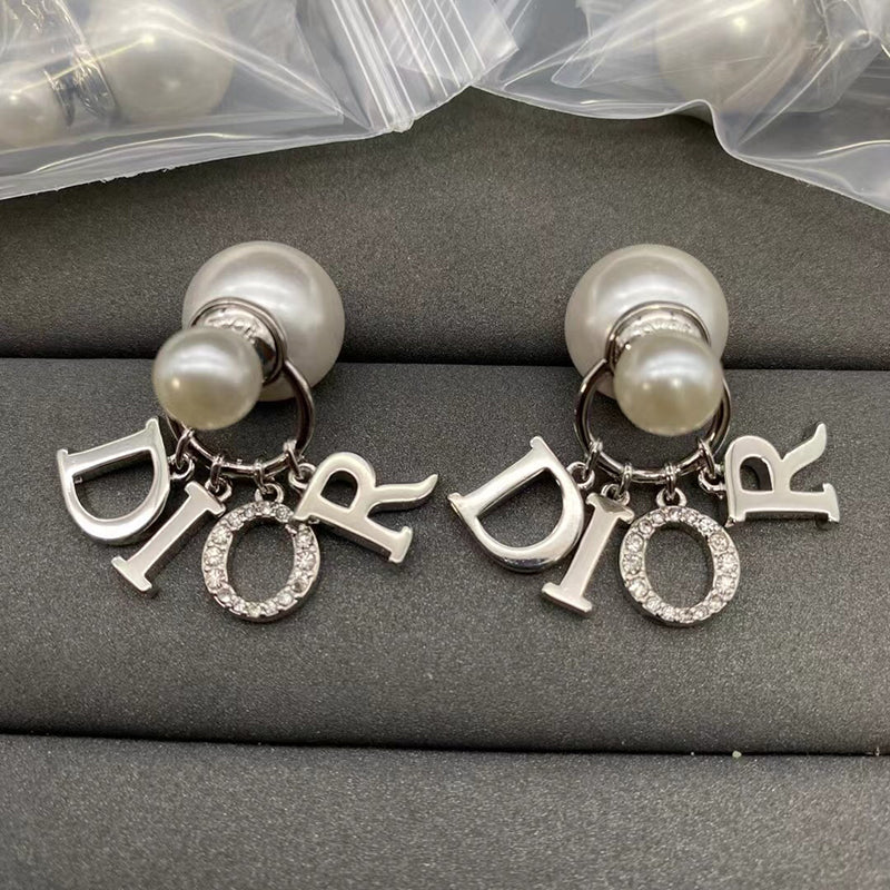 Dior Tribales Pearl 18K Gold Earrings product image 2, provided for visual reference and product detail review