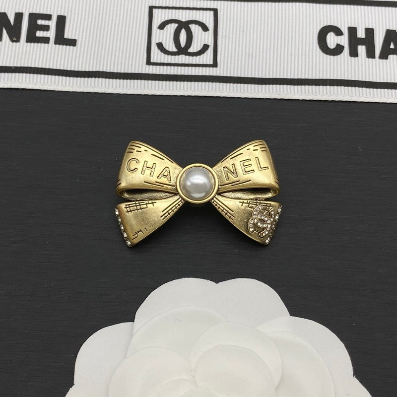 Chanel Bow Tie Pearl Gold 18K Gold Brooch product image 1, provided for visual reference and product detail review