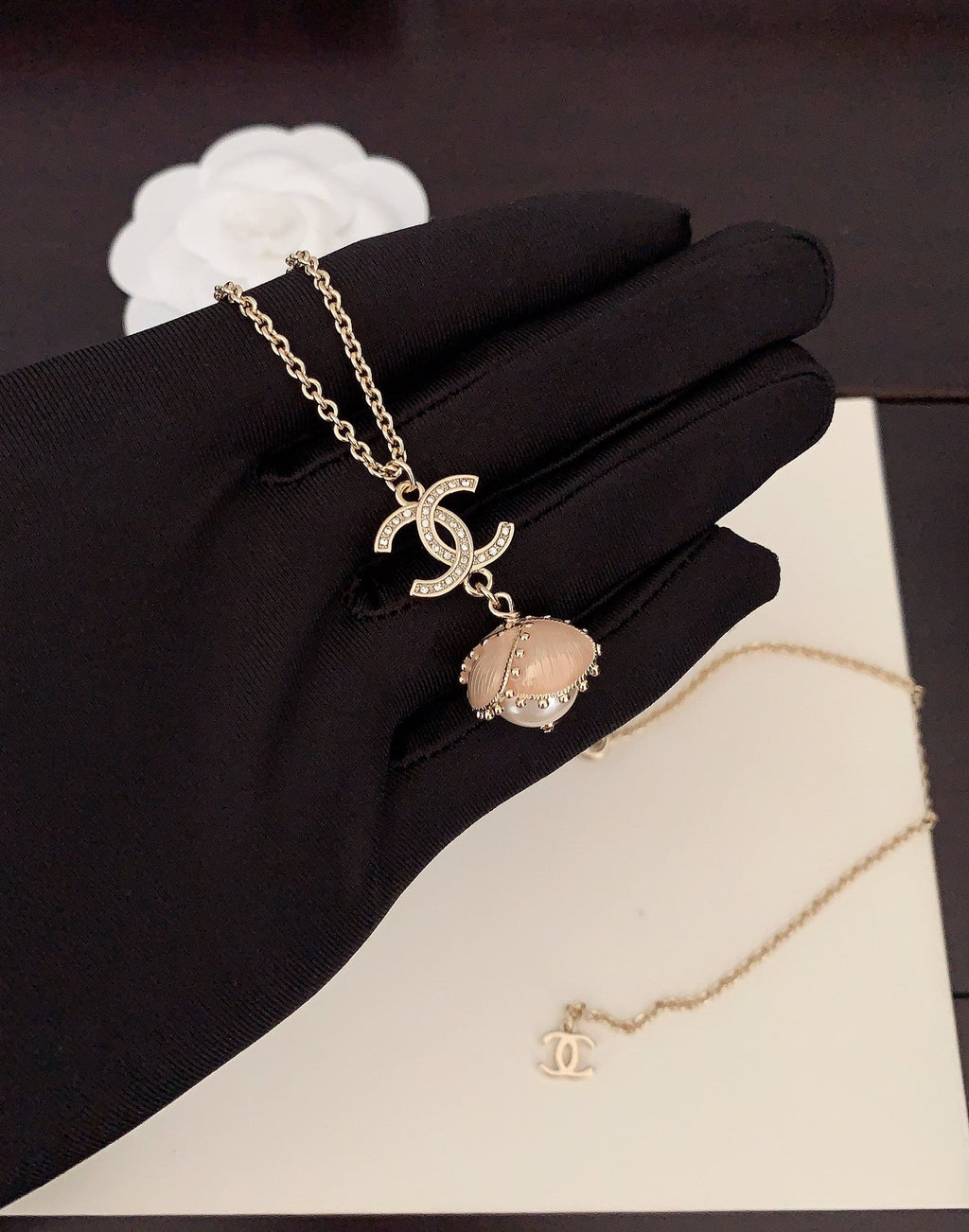 Chanel Pearls Flower 18K Gold Necklace product image 4, provided for visual reference and product detail review