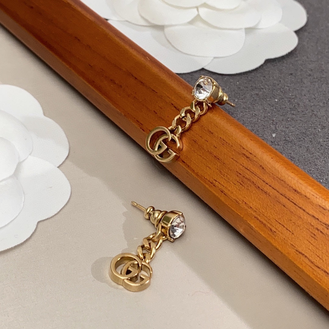 Gucci Double Crystal Chain 18K Gold Earrings product image 4, provided for visual reference and product detail review