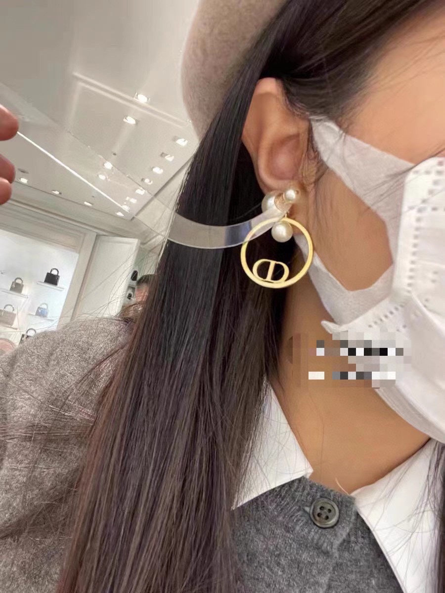 Dior Circle Pearls 18K Gold Earrings product image 6, provided for visual reference and product detail review