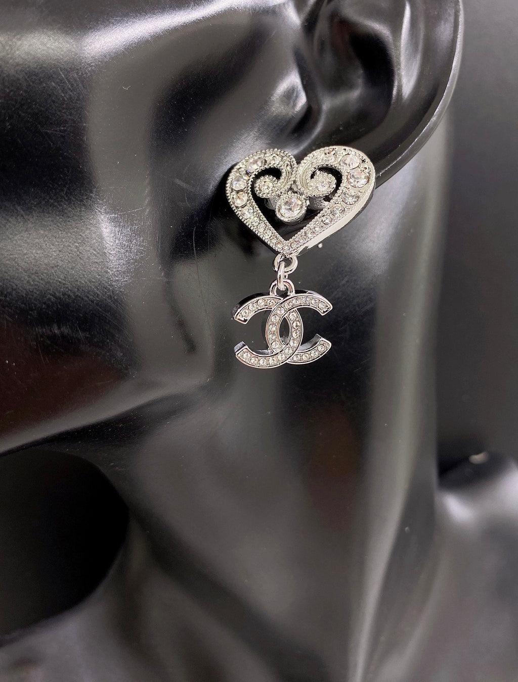 Chanel Heart Diamond 18K Gold Earrings product image 2, provided for visual reference and product detail review