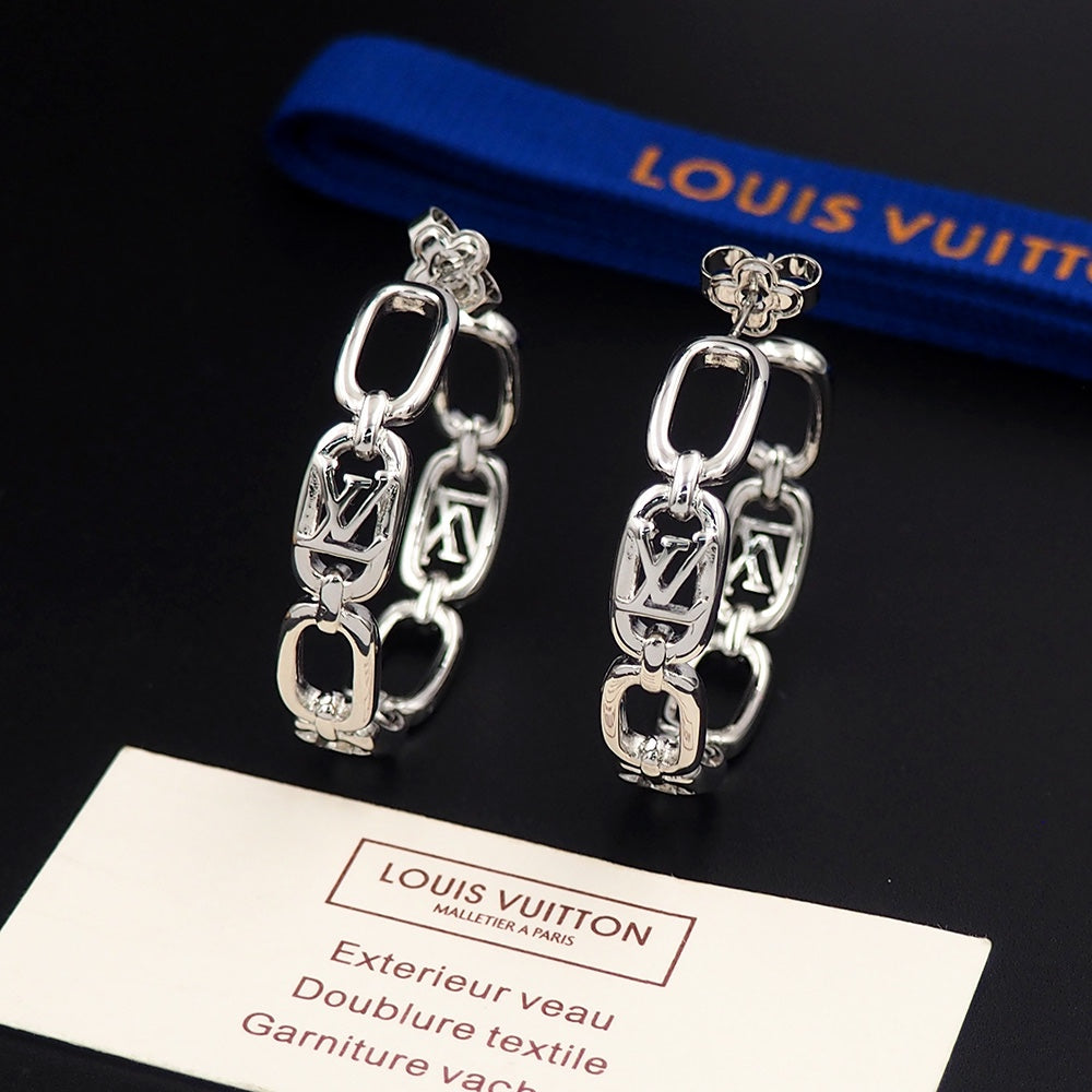 Louis Vuitton My Chain 18K Gold Earrings product image 4, provided for visual reference and product detail review