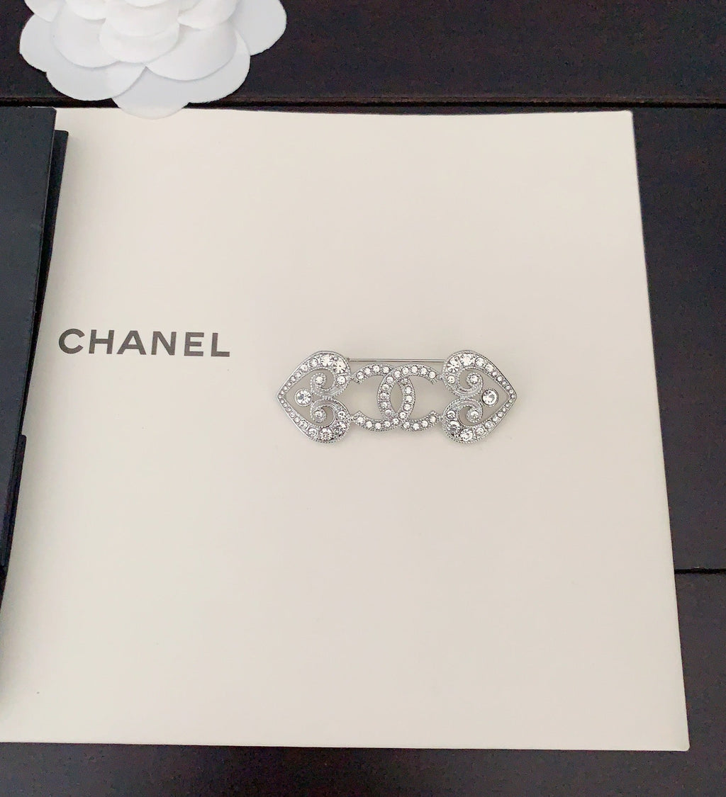 Chanel Heart 18K Gold Brooch product image 4, provided for visual reference and product detail review