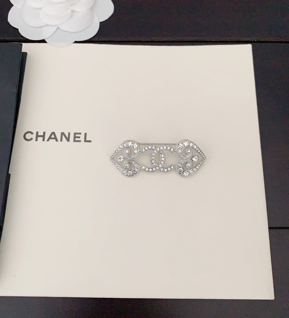 Chanel Heart 18K Gold Brooch product image 4, provided for visual reference and product detail review