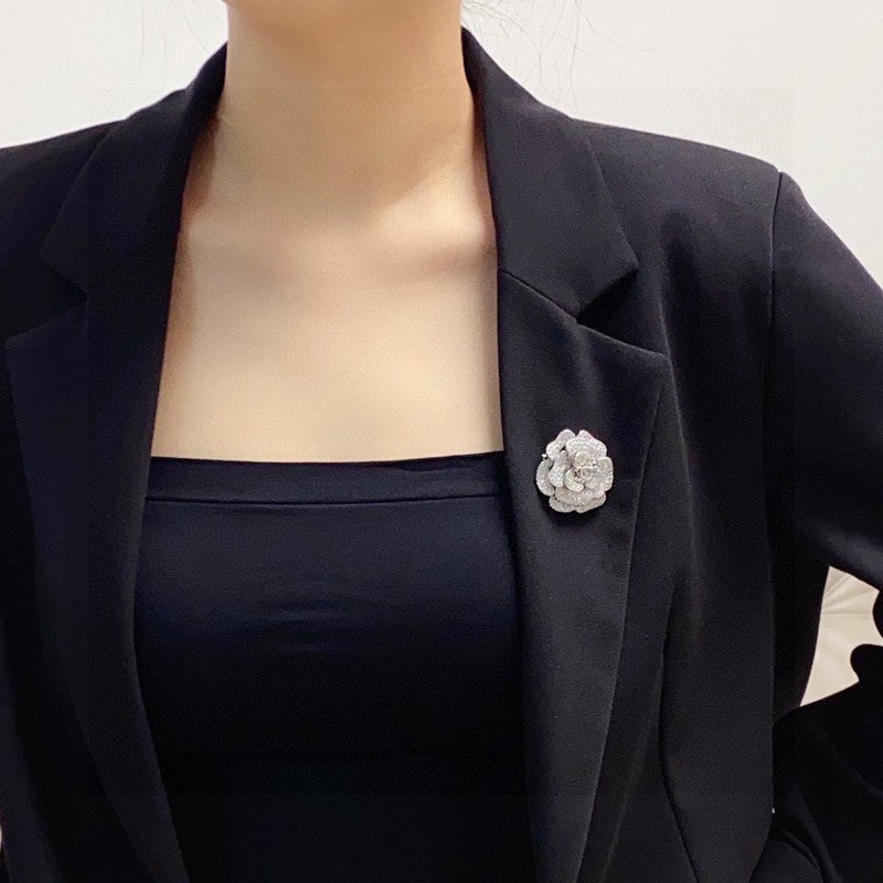 Chanel Full Diamond Camellia 18K Gold Brooch product image 4, provided for visual reference and product detail review