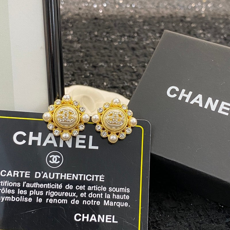 Chanel Pearls 18K Gold Earrings product image 4, provided for visual reference and product detail review