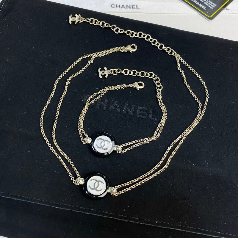 Chanel Chain Choker 18K Gold Necklace product image 2, provided for visual reference and product detail review