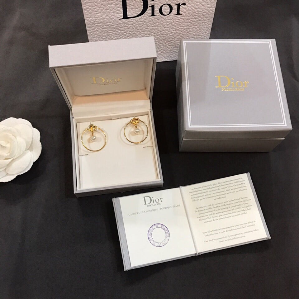 Dior 30 Montaigne Pearl 18K Gold Earrings product image 12, provided for visual reference and product detail review