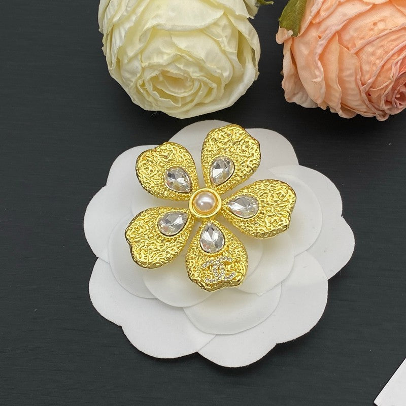 Chanel Pearl Gold 18K Gold Brooch product image 3, provided for visual reference and product detail review