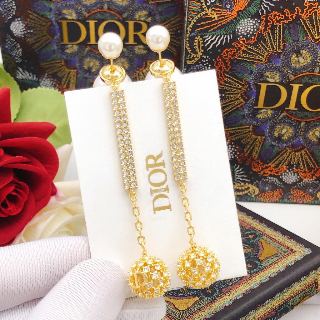 Dior Tassel Diamonds 18K Gold Earrings product image 2, provided for visual reference and product detail review