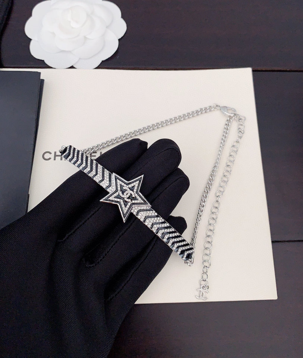 Chanel Star Diamonds 18K Gold Necklace product image 3, provided for visual reference and product detail review