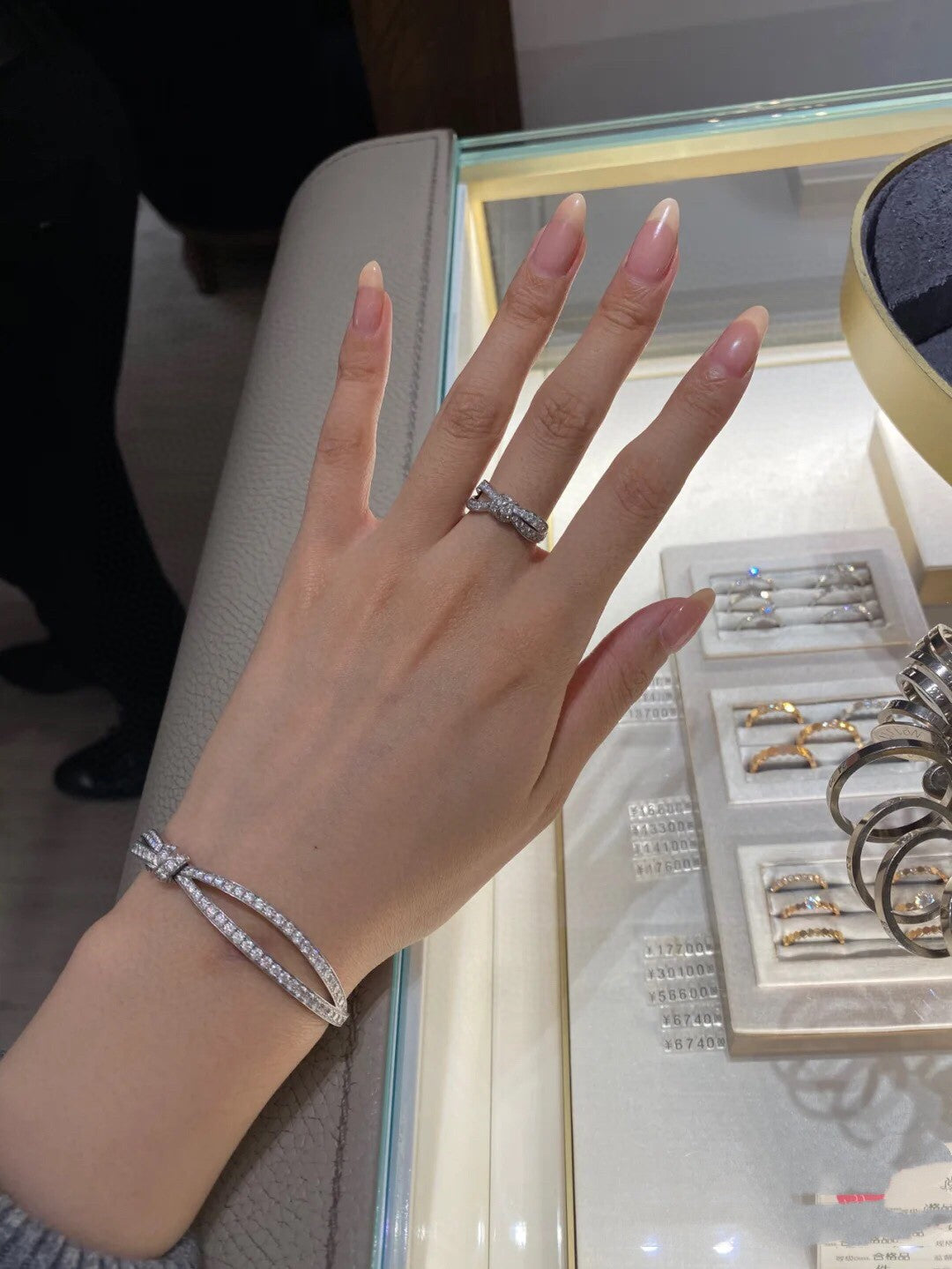 Diamond 18K Gold Ring product image 3, provided for visual reference and product detail review
