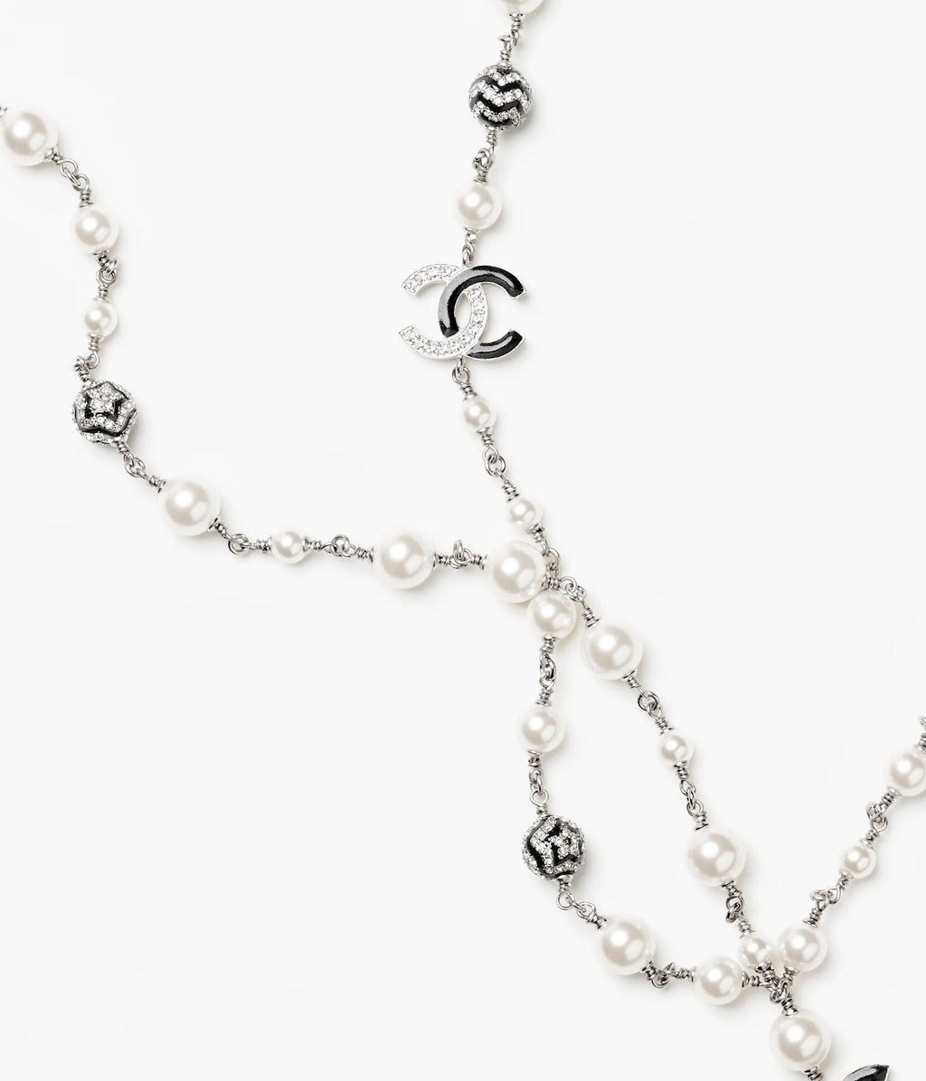 Chanel Star Pearls Long 18K Gold Necklace product image 2, provided for visual reference and product detail review