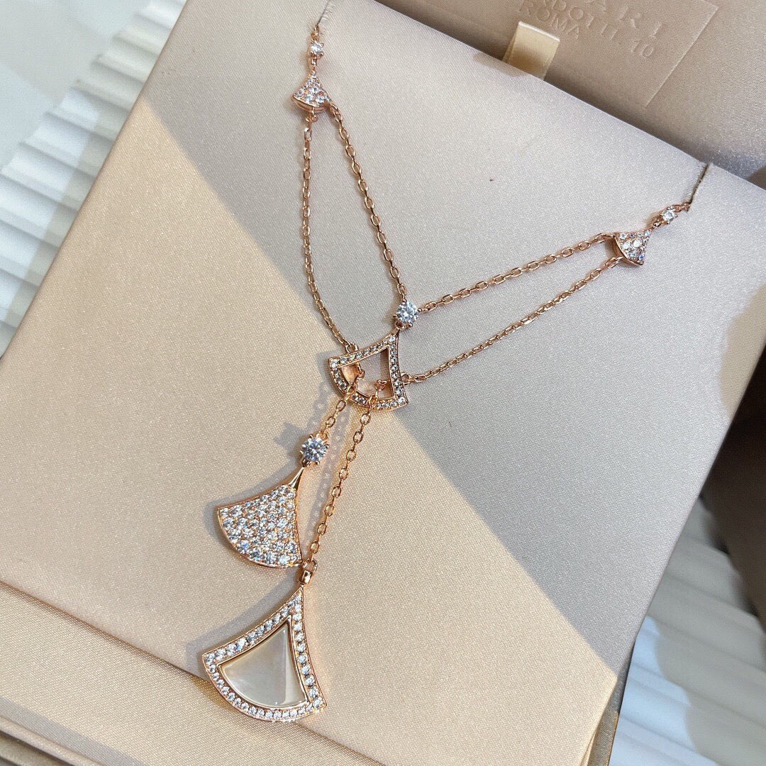 Bvlgari BVLGARI Dream Pearls 18K Gold Necklace product image 8, provided for visual reference and product detail review
