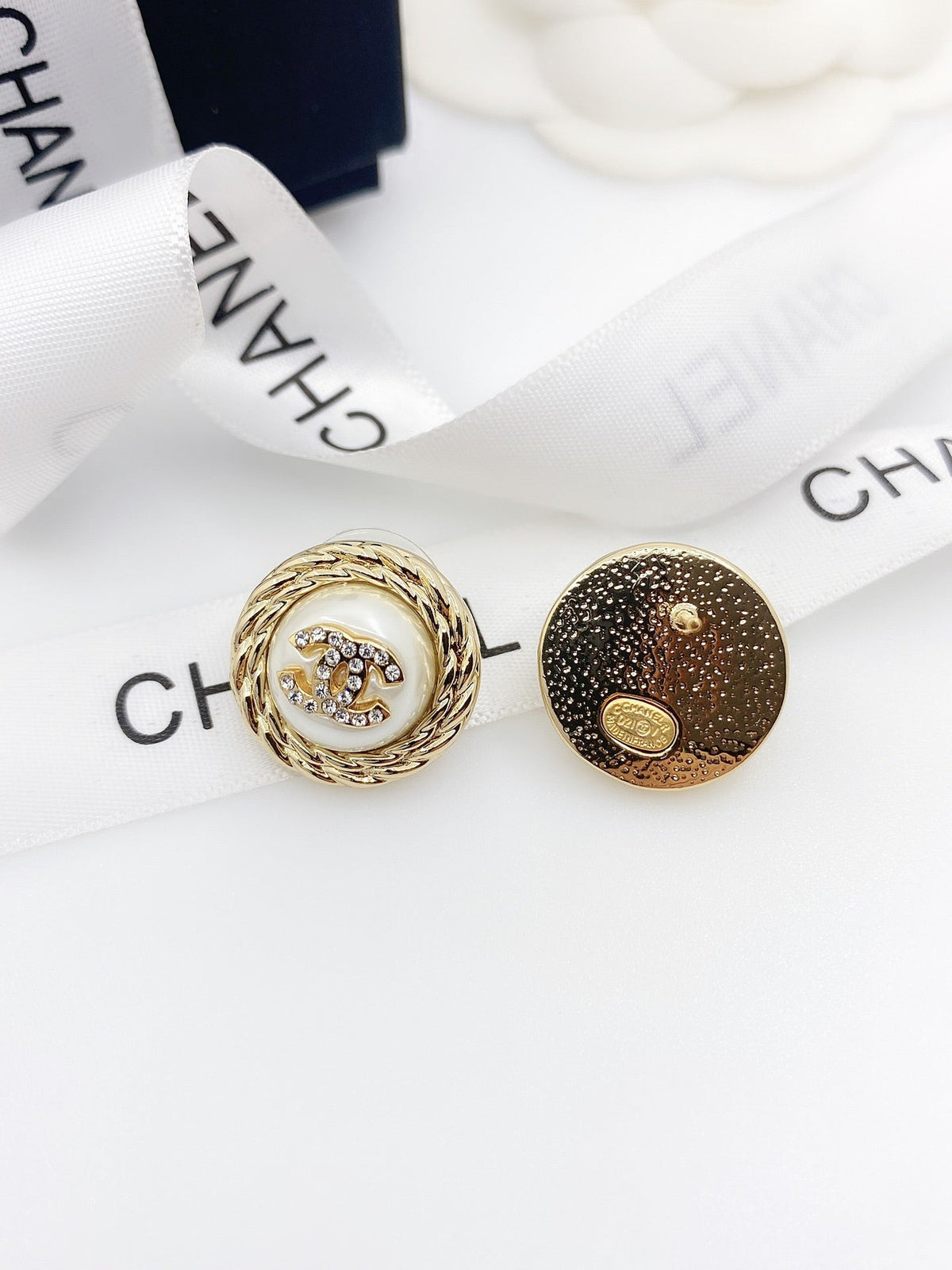Chanel White Pearl 18K Gold Earrings product image 4, provided for visual reference and product detail review