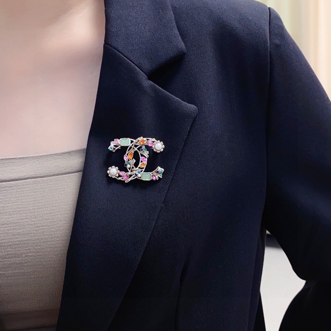 Chanel Crystal Flower 18K Gold Brooch product image 2, provided for visual reference and product detail review