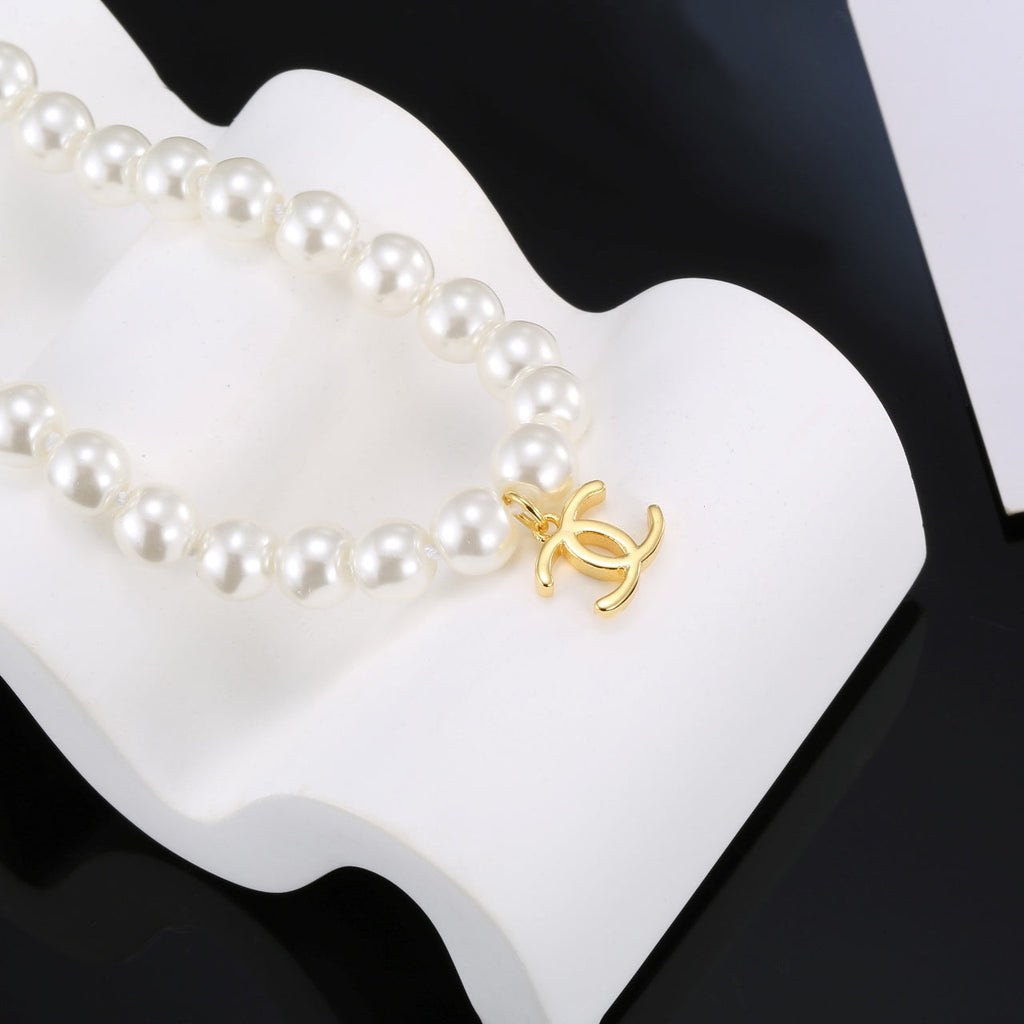 Chanel Pearls 18K Gold Necklace product image 4, provided for visual reference and product detail review