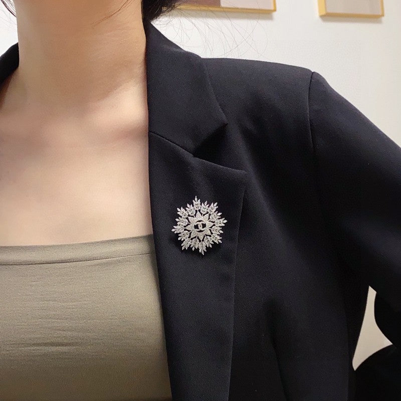 Chanel Flower Crystal 18K Gold Brooch product image 4, provided for visual reference and product detail review