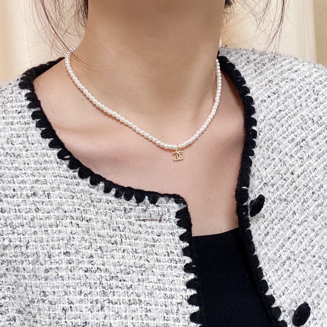 Chanel Pearls Choker 18K Gold Necklace product image 2, provided for visual reference and product detail review
